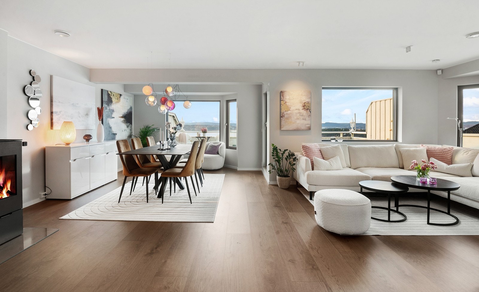 Flott og romslig stue med åpen kjøkkenløsning - et sosialt og innbydende oppholdsrom som passer perfekt både til hverdags og når du får gjester Galleribilde