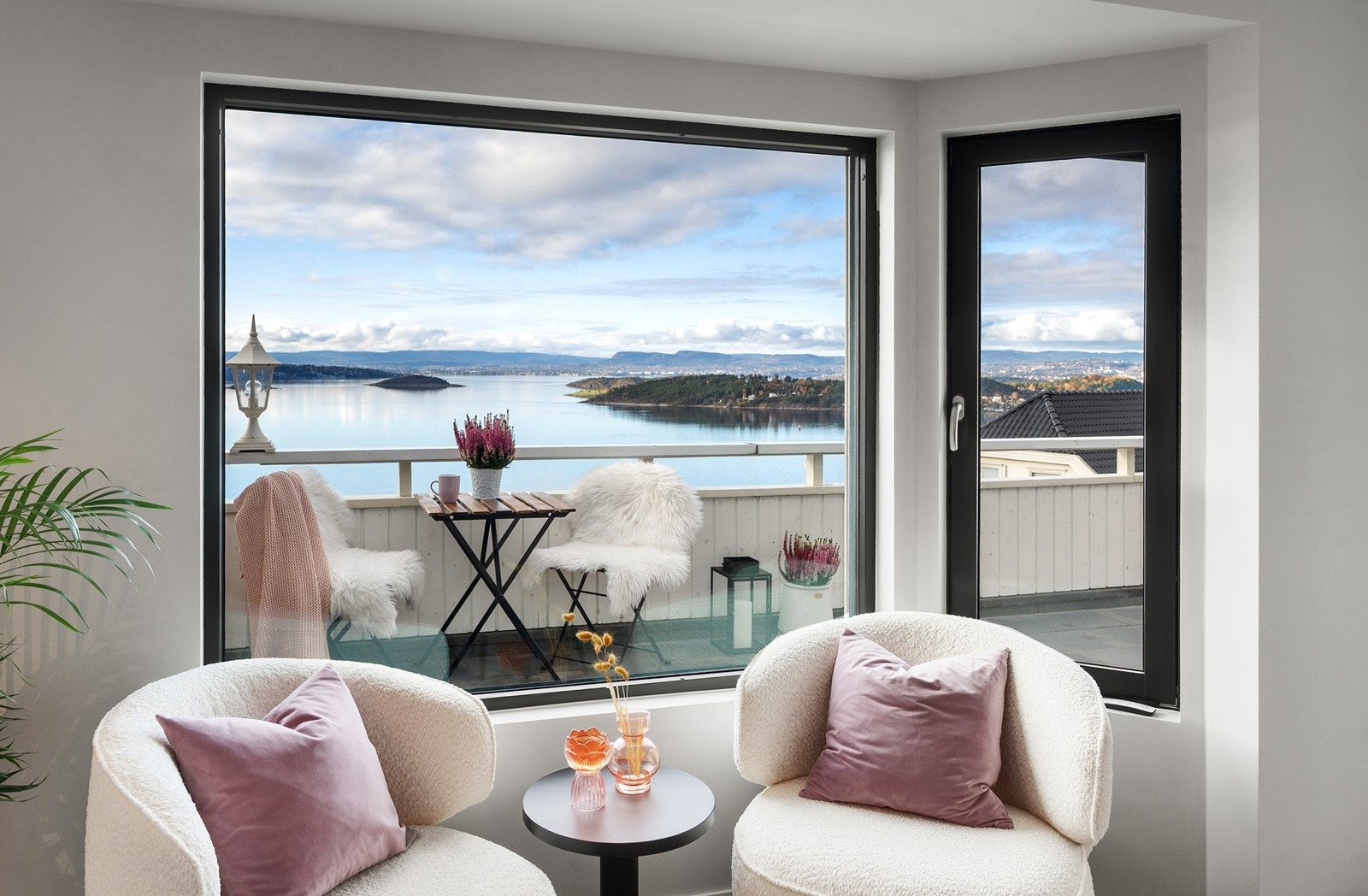 Fra stuen har du direkte adkomst til en solrik terrasse på ca. 20 m², hvor du kan nyte solen fra morgen til kveld og de vakre omgivelsene som rammer inn boligen. Her kan du virkelig nyte livet - både inne og ute Galleribilde