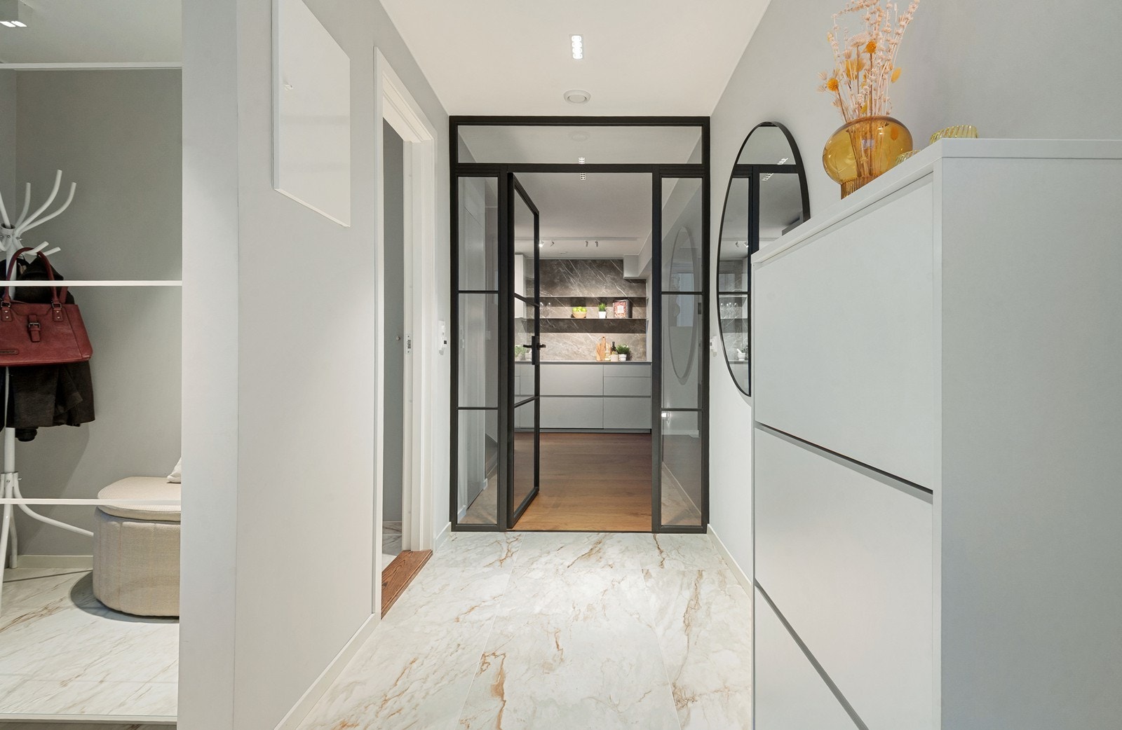 Her er det lagt vekt på både design og funksjon, med materialvalg og detaljer som setter tonen for resten av boligen Galleribilde