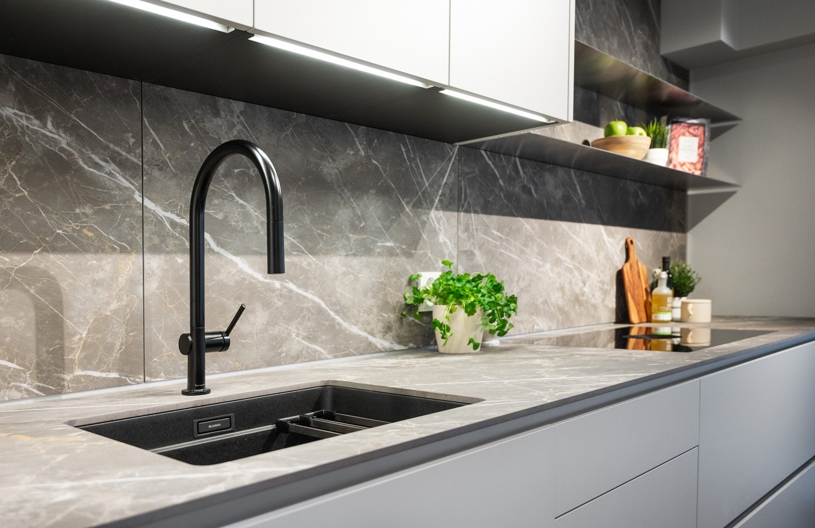 De integrerte hvitevarene sørger for et stilrent og helhetlig uttrykk, samtidig som alt du trenger er lett tilgjengelig Galleribilde