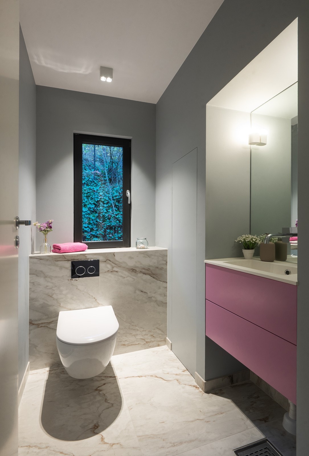 I 1. etasje finner du et separat wc - en meget praktisk løsning for både beboere og gjester Galleribilde