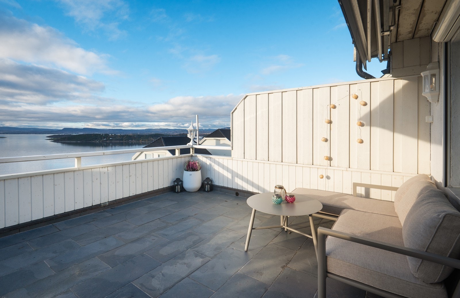 Terrassen har god plass til ønsket utemøblement, enten du vil skape en hyggelig lounge, spiseplass eller et frodig uterom med blomster og planter Galleribilde