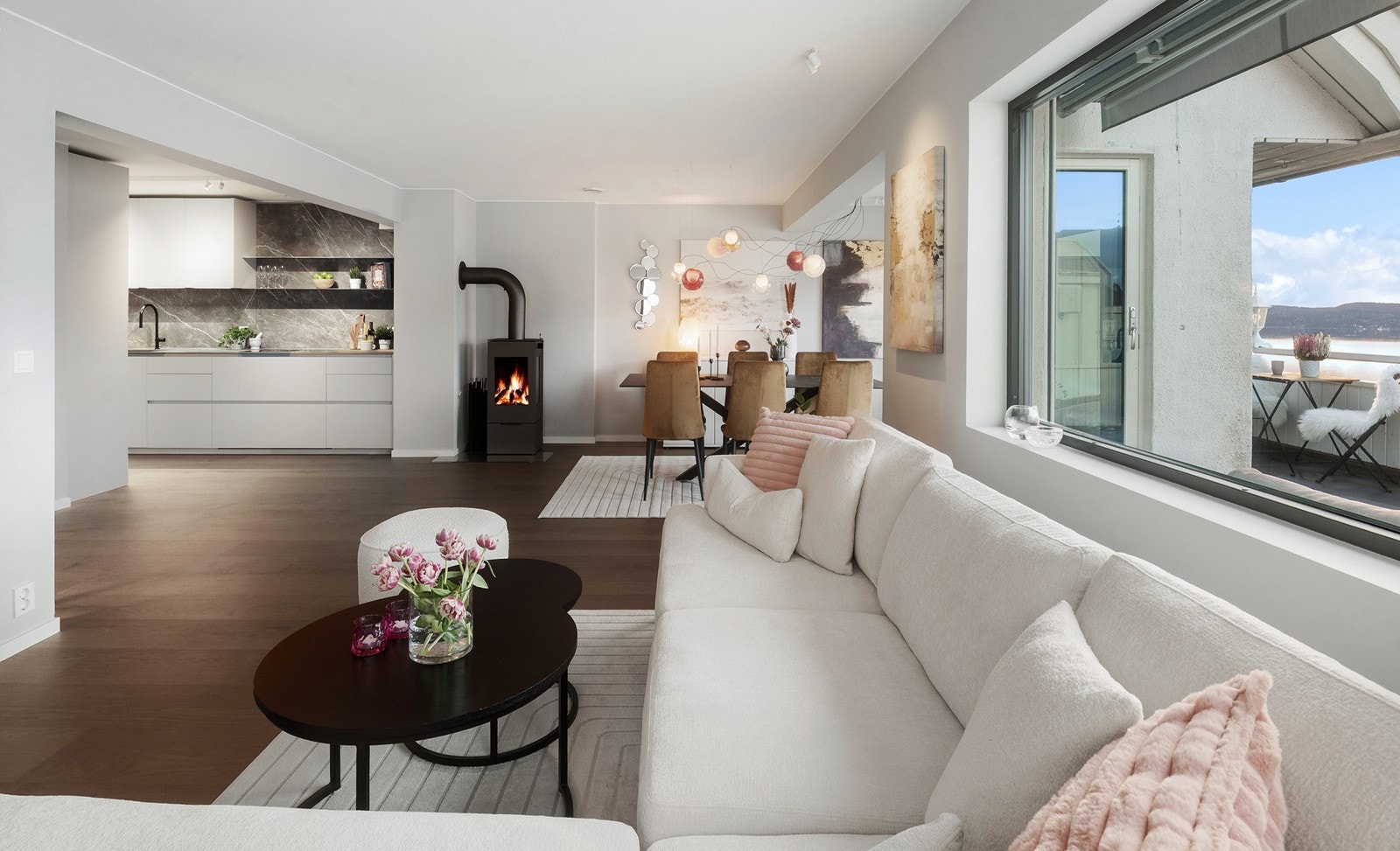 Her kan du nyte utsikten og varmen fra den stemningsfulle peisovnen på kjølige dager. Galleribilde