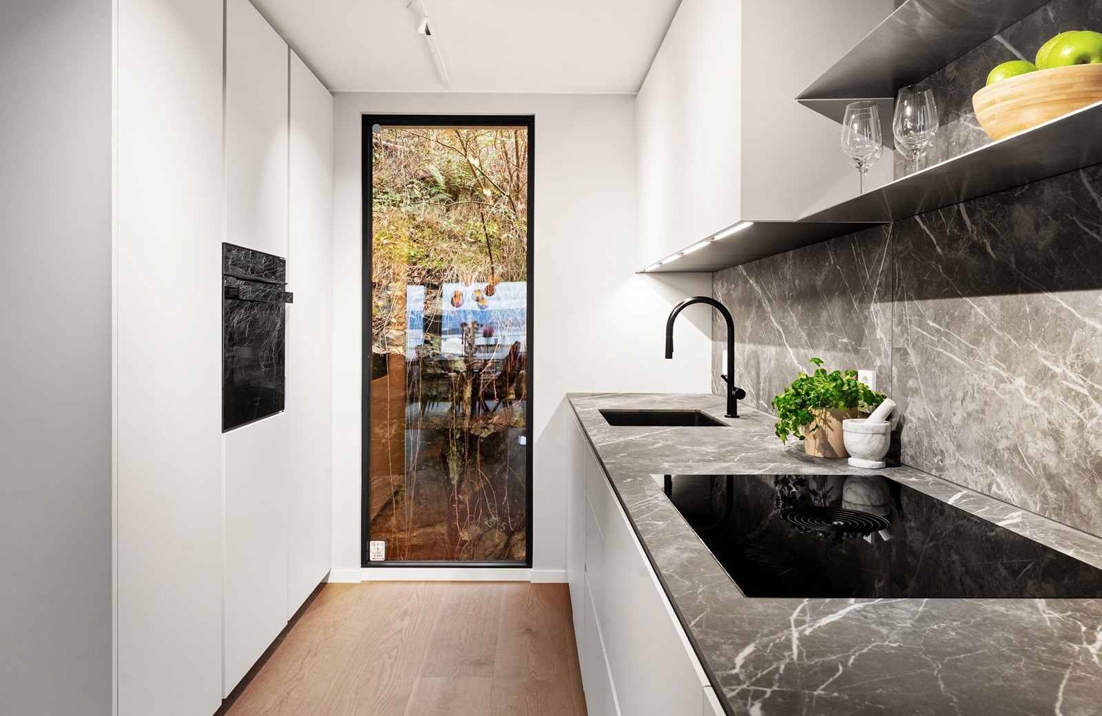 Her er det lagt vekt på både estetikk og praktiske løsninger, med rikelig skap- og benkeplass som gjør matlagingen til en fornøyelse Galleribilde