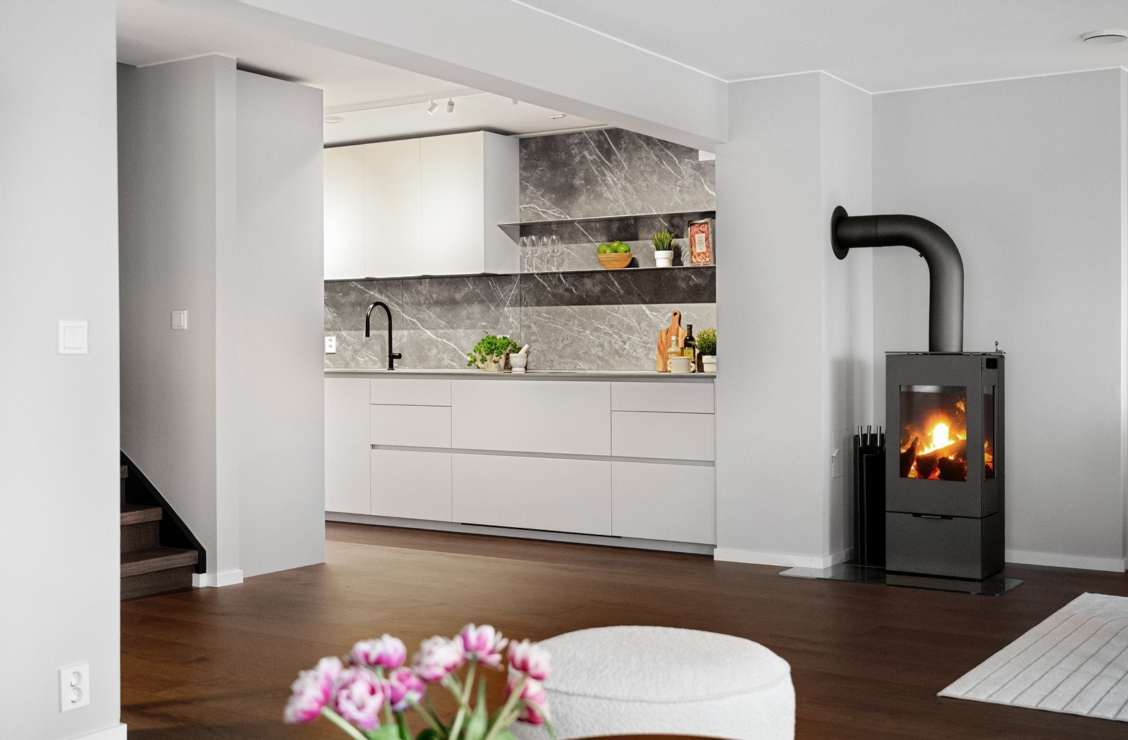 Kjøkkenet er levert av anerkjente Poliform og ble montert i 2024 - et elegant og funksjonelt rom som kombinerer moderne design med høy kvalitet i alle detaljer Galleribilde