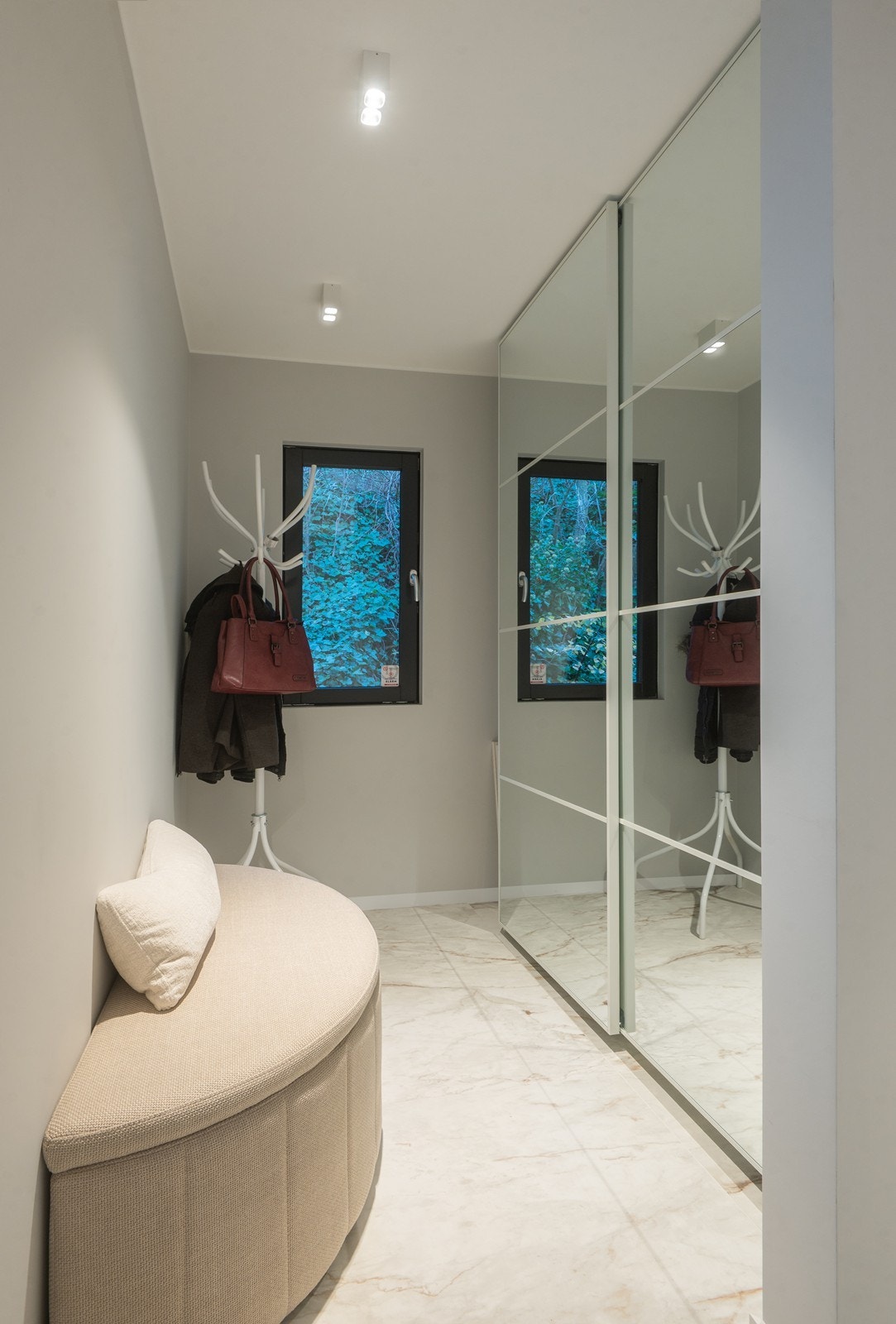 Det romslige garderobeskapet gir svært god oppbevaringsplass og sørger for en ryddig og praktisk entré - perfekt for å holde orden i hverdagen Galleribilde