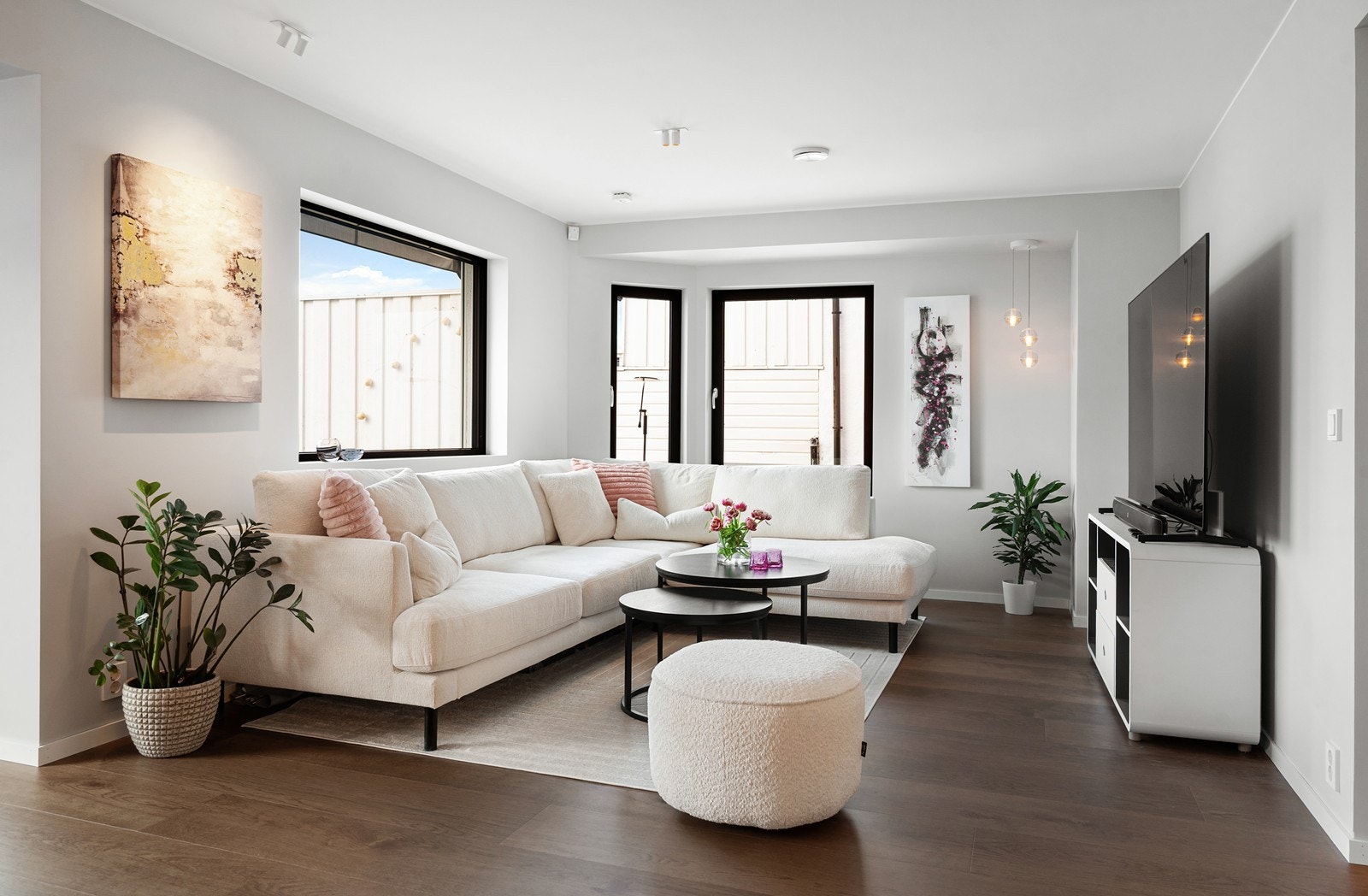 Stuen har god plass til en stor sofagruppe Galleribilde