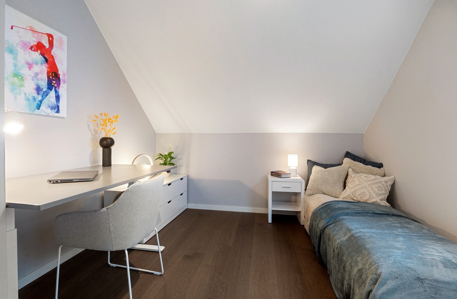 Soverom nummer to passer utmerket som gjesterom eller hjemmekontor, og byr på et lyst og behagelig miljø som inspirerer til både avslapning og effektivt arbeid Galleribilde