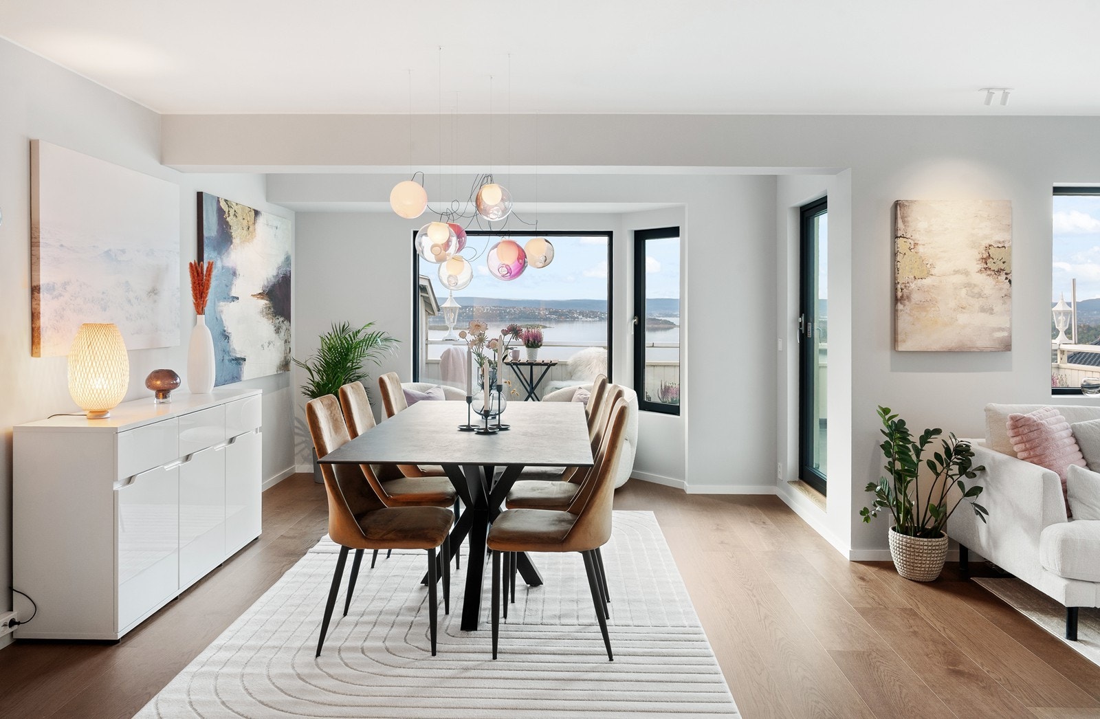 Den åpne planløsningen gir en sømløs overgang til spiseområdet, som har plass til et stort spisebord - ideelt for hyggelige måltider og sosiale sammenkomster Galleribilde