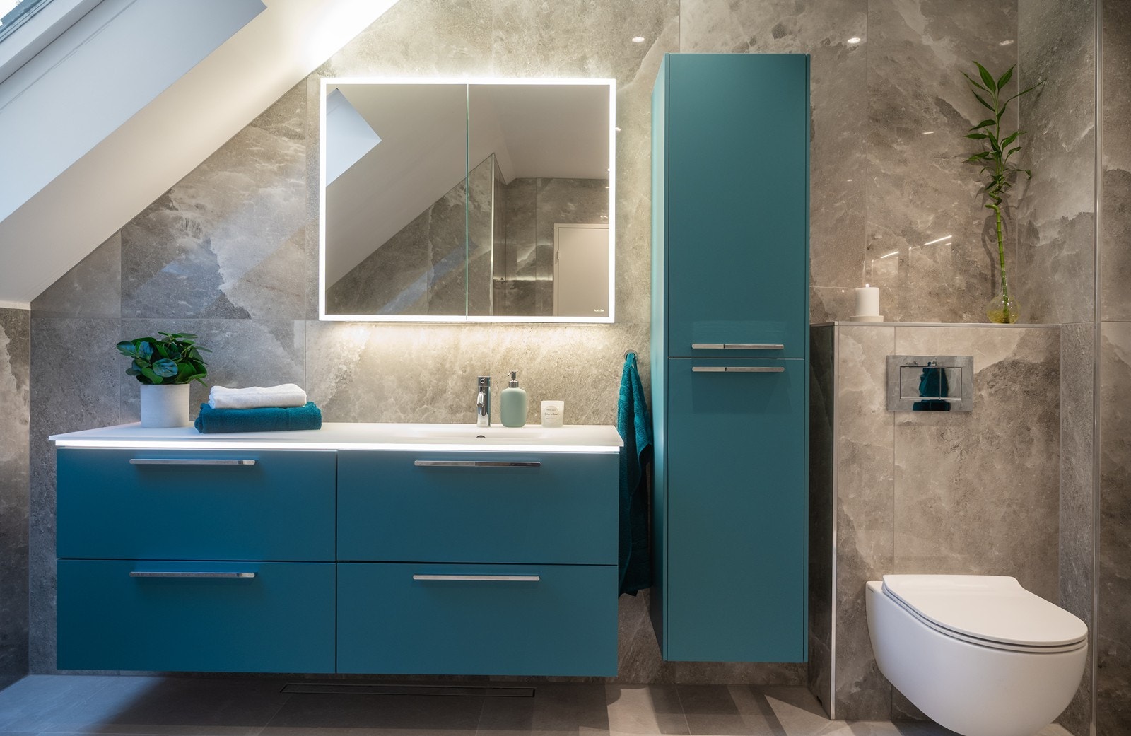 Rommet er både elegant og funksjonelt, med god plass og praktiske løsninger som gjør hverdagen litt enklere Galleribilde