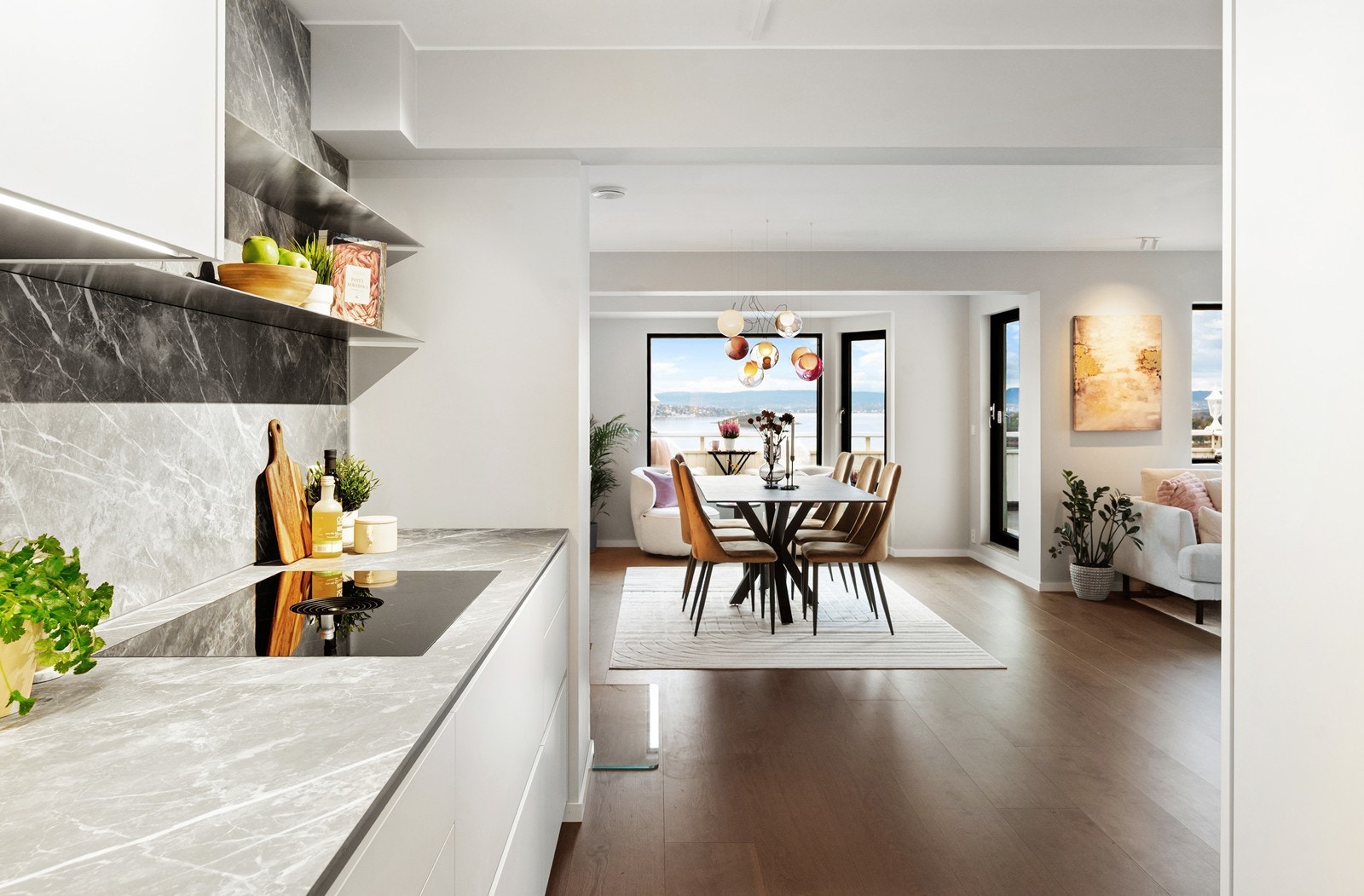 Den åpne løsningen gir rommet en luftig og behagelig atmosfære Galleribilde