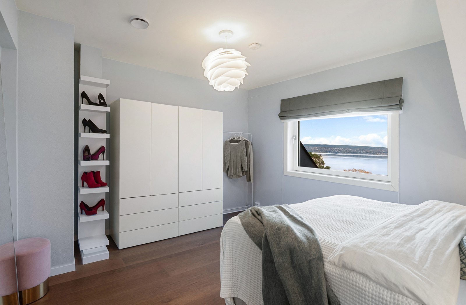 Hovedsoverommet er romslig og har et nydelig utsyn utover fjorden - en rolig og harmonisk atmosfære som gir en perfekt start på dagen Galleribilde