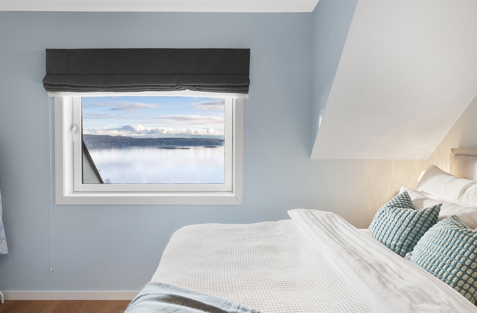 Her er det også godt med garderobeplass, slik at du har både komfort og praktiske løsninger på plass Galleribilde