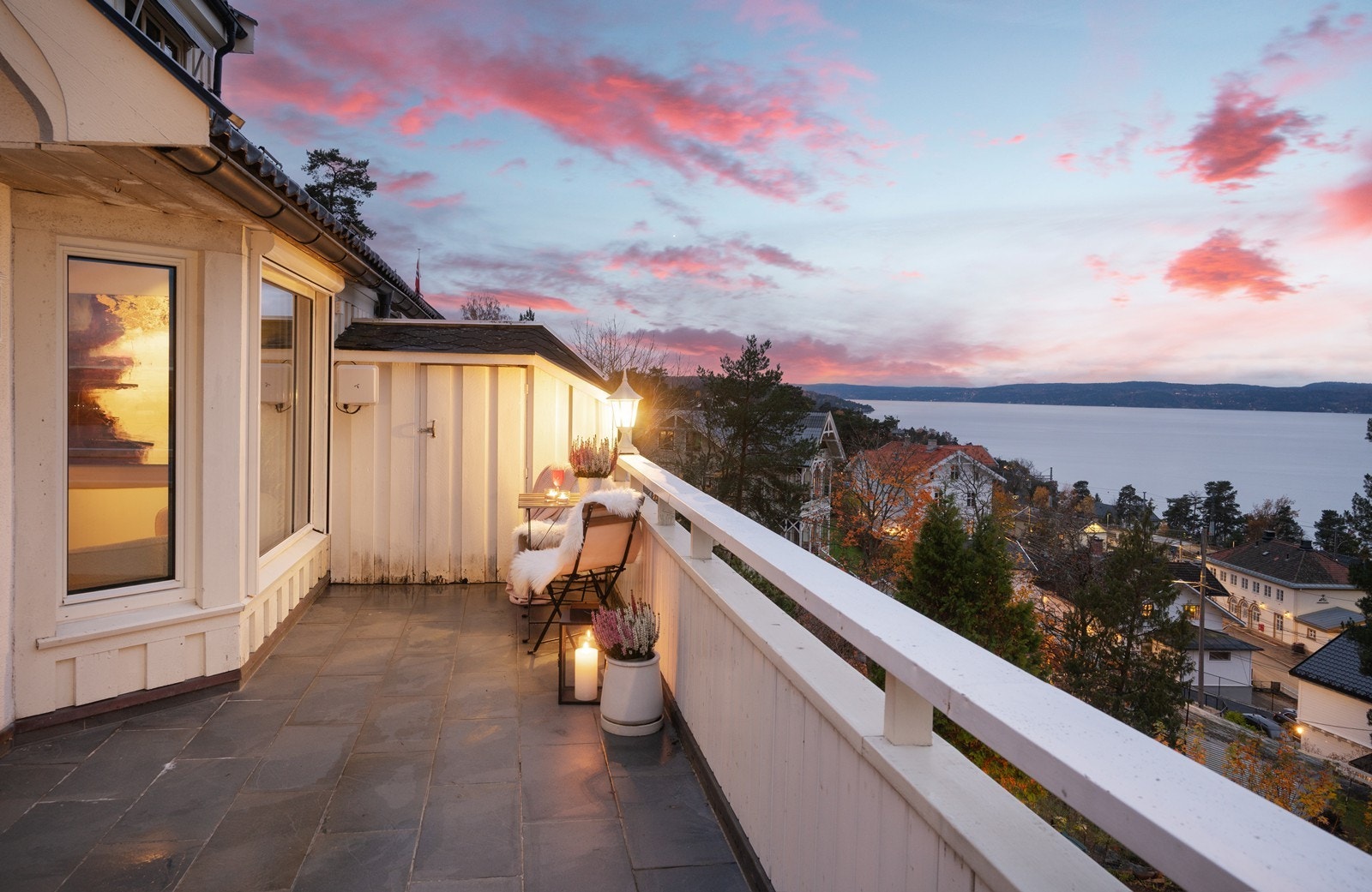 Terrasse på ca. 20 kvm med idyllisk utsikt og gode solforhold Galleribilde