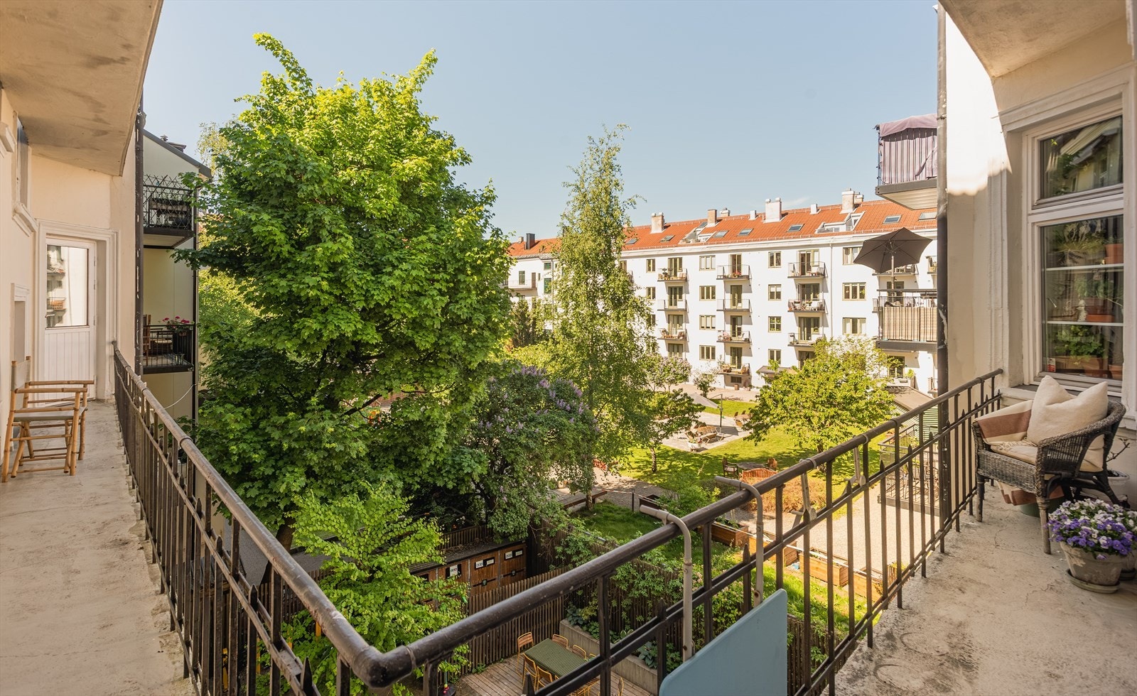 Borettslaget har hyggelig brannbalkong i hver etasje, som vender mot velholdt og parkmessig opparbeidet bakgård med perfekt kveldssol. Galleribilde