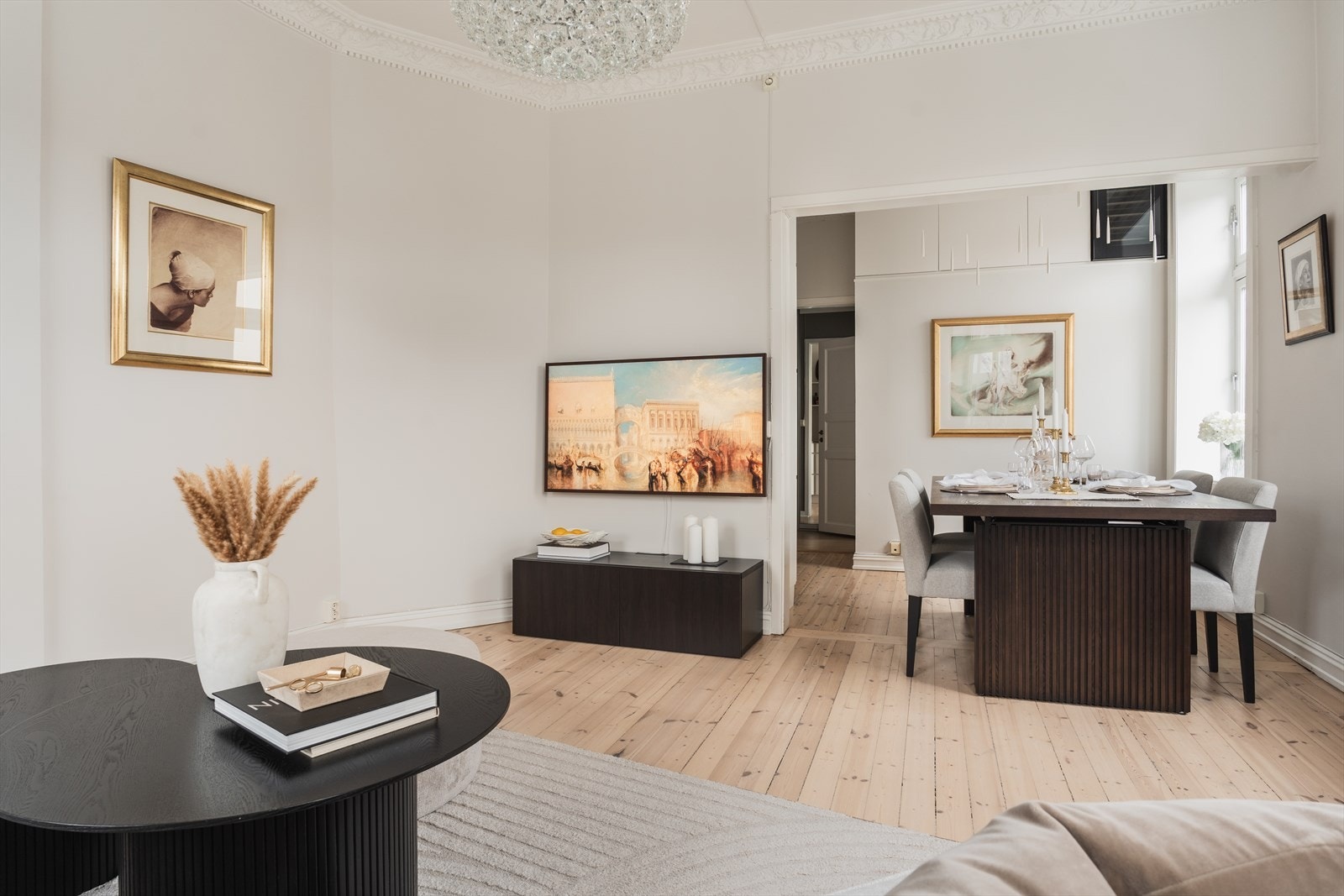 Lys og delikat 2(3)-roms andelsleilighet med klassiske detaljer - attraktivt beliggende i rolig gate på populære Sagene. Galleribilde