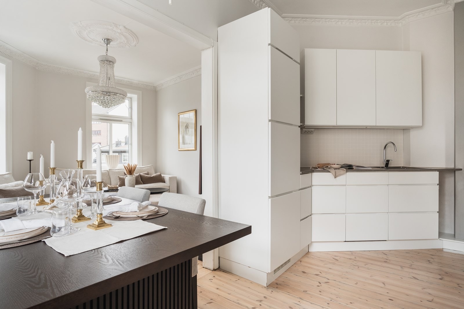 Stuen har god plass til stort spisebord, naturlig plassert mellom stue og kjøkken - perfekt for store og små sammenkomster. Galleribilde