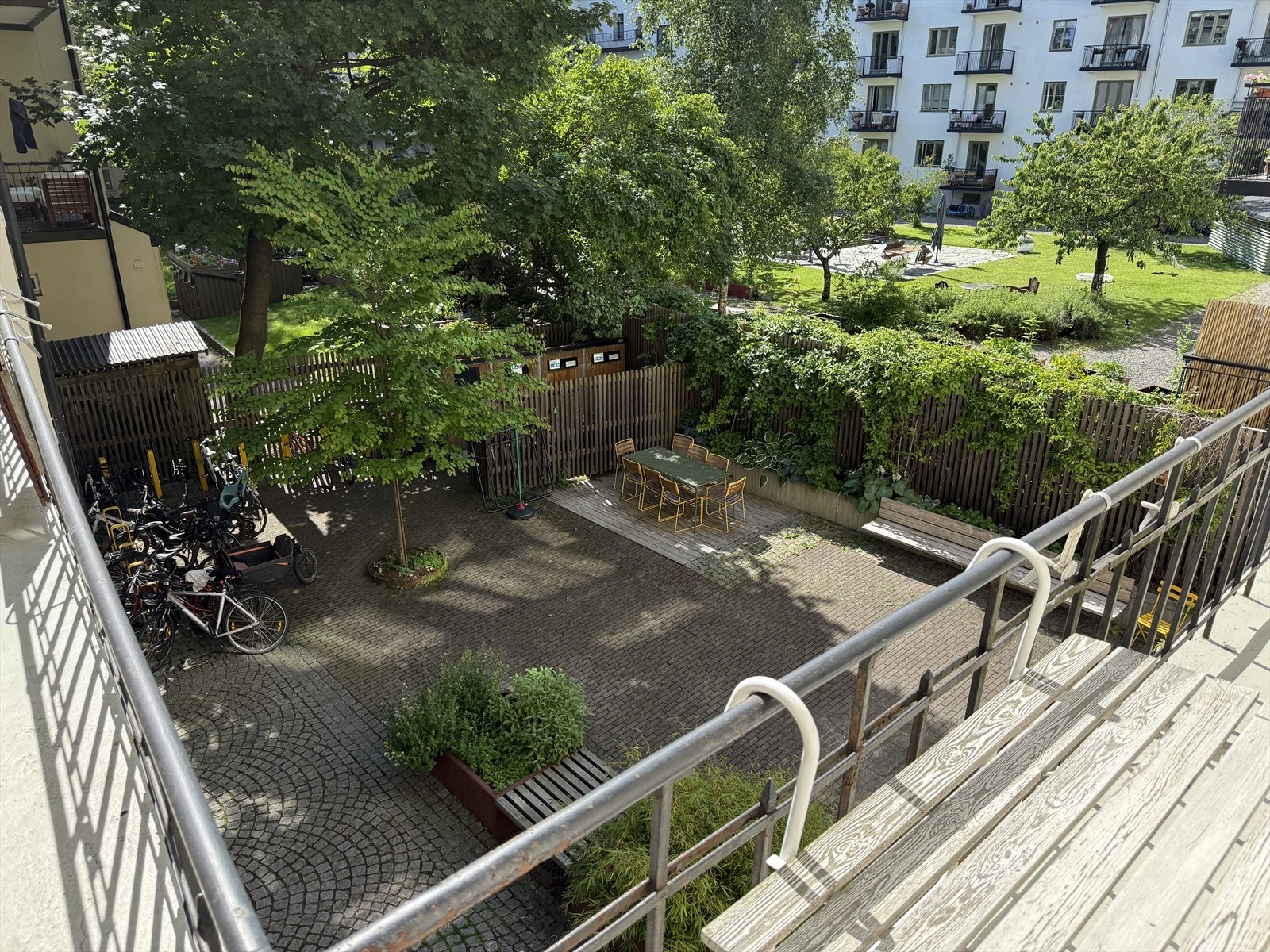 Sommeridyll i bakgården, med flere sittegrupper - perfekt for større sammenkomster eller late sommerdager under solen. Galleribilde