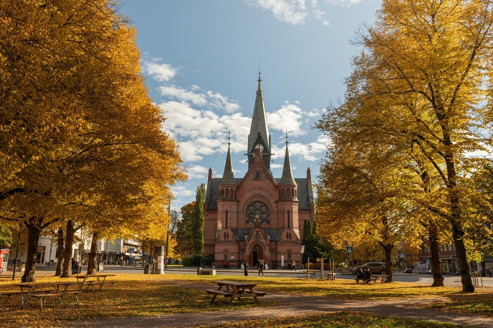 Vakre Sagene kirke med Sagene torg ligger rett ved - her bor du i et populært og levende nærområde med kafeer, bakerier og hyggelige butikker rett utenfor døren. Galleribilde