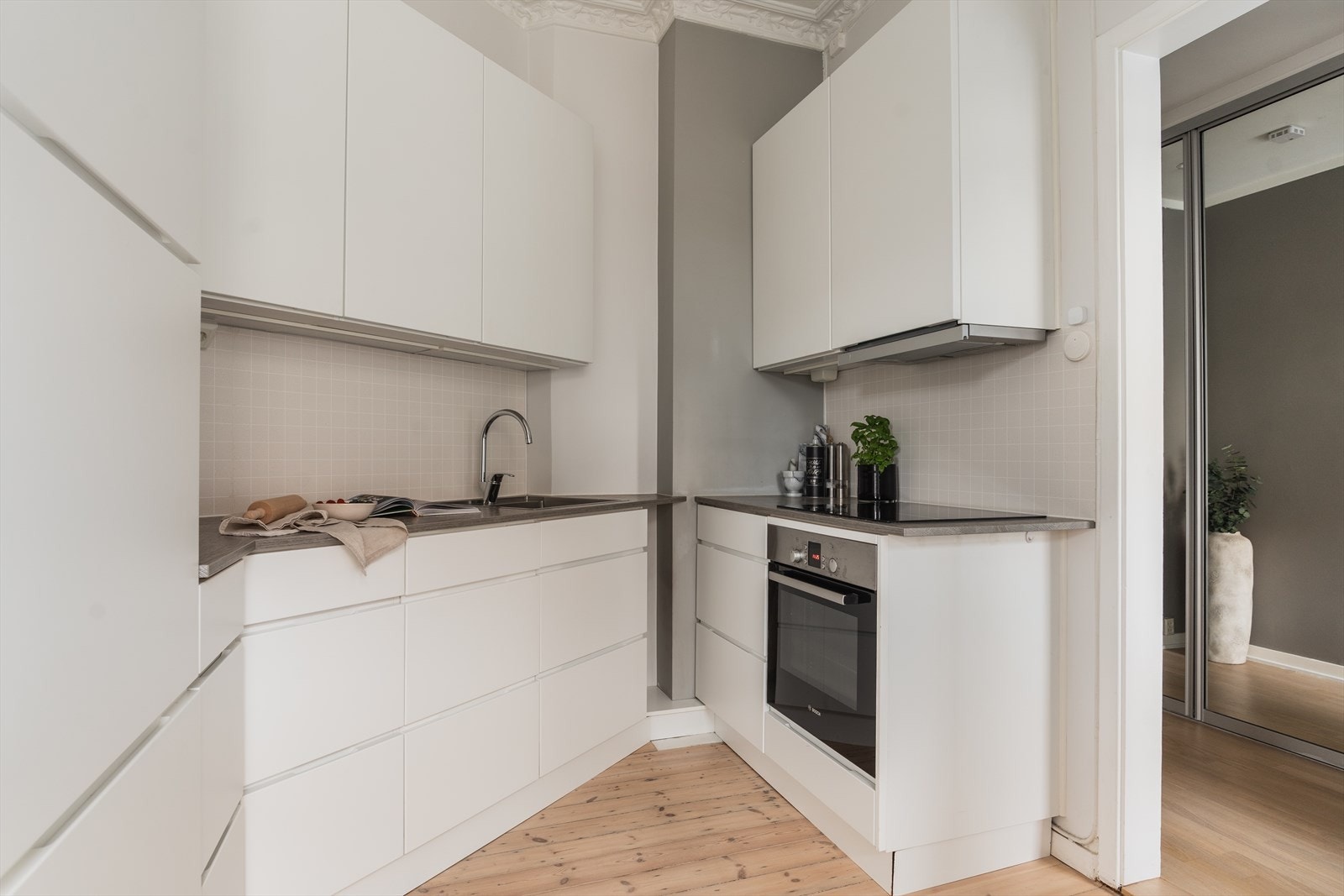 Kjøkkenet er utstyrt med integrerte hvitevarer: stekeovn, platetopp, oppvaskmaskin og kjøl/fryseskap. Galleribilde