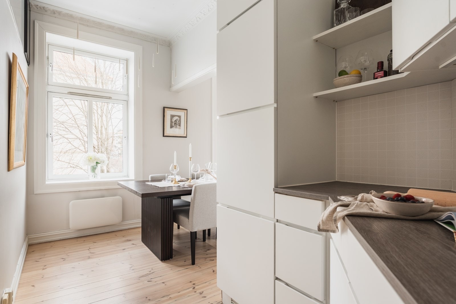 Leiligheten har pene originale tregulv i kjøkken/stue, som ble slipt og lasert i 2023. Galleribilde