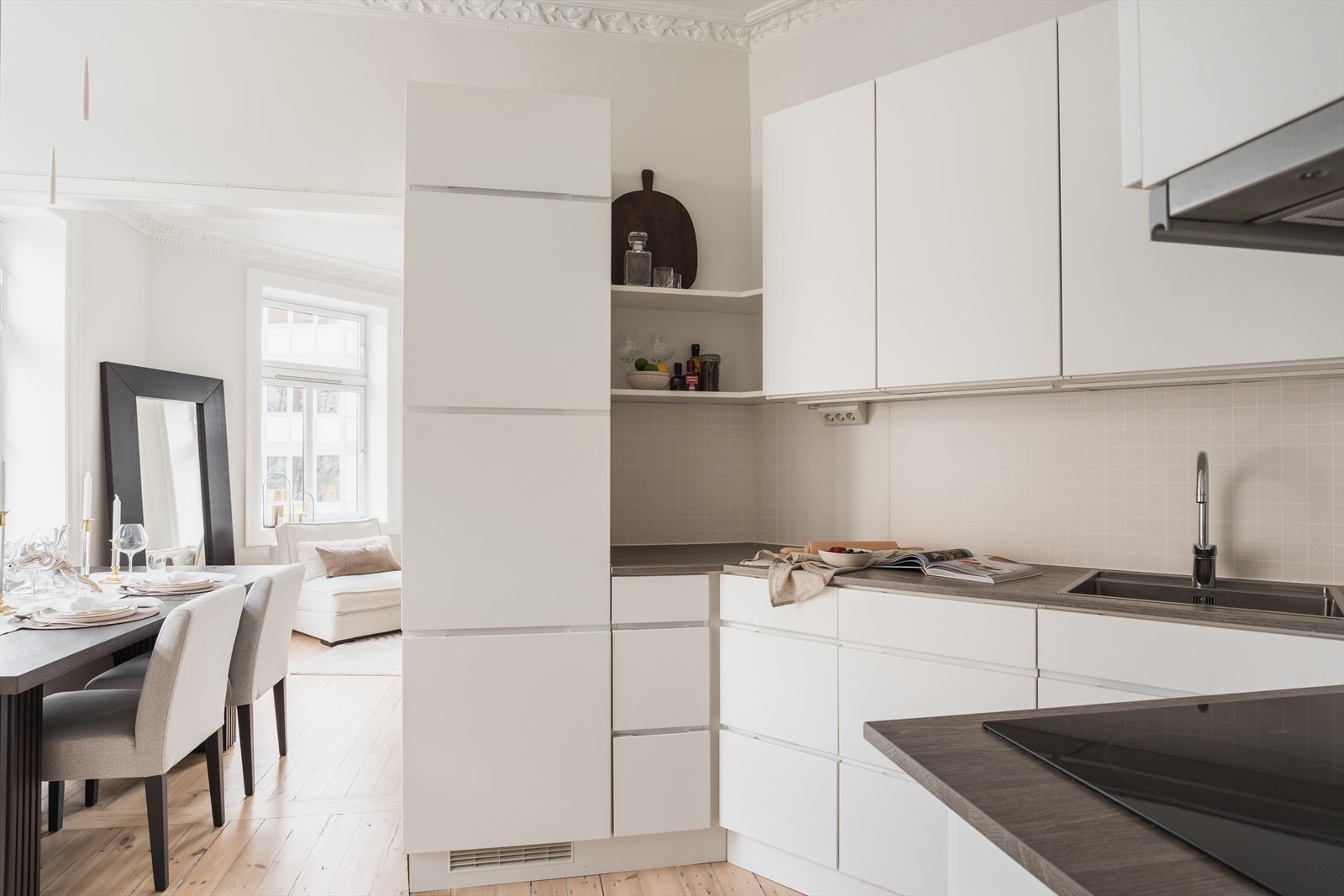 Pent Kvik-kjøkken fra 2015/2016, delvis åpent og praktisk plassert mot stuen. Galleribilde