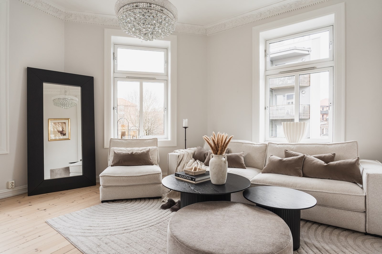 Stuen nyter godt av hjørnebeliggenheten med rikelig lysinnslipp fra store vindusflater. Galleribilde