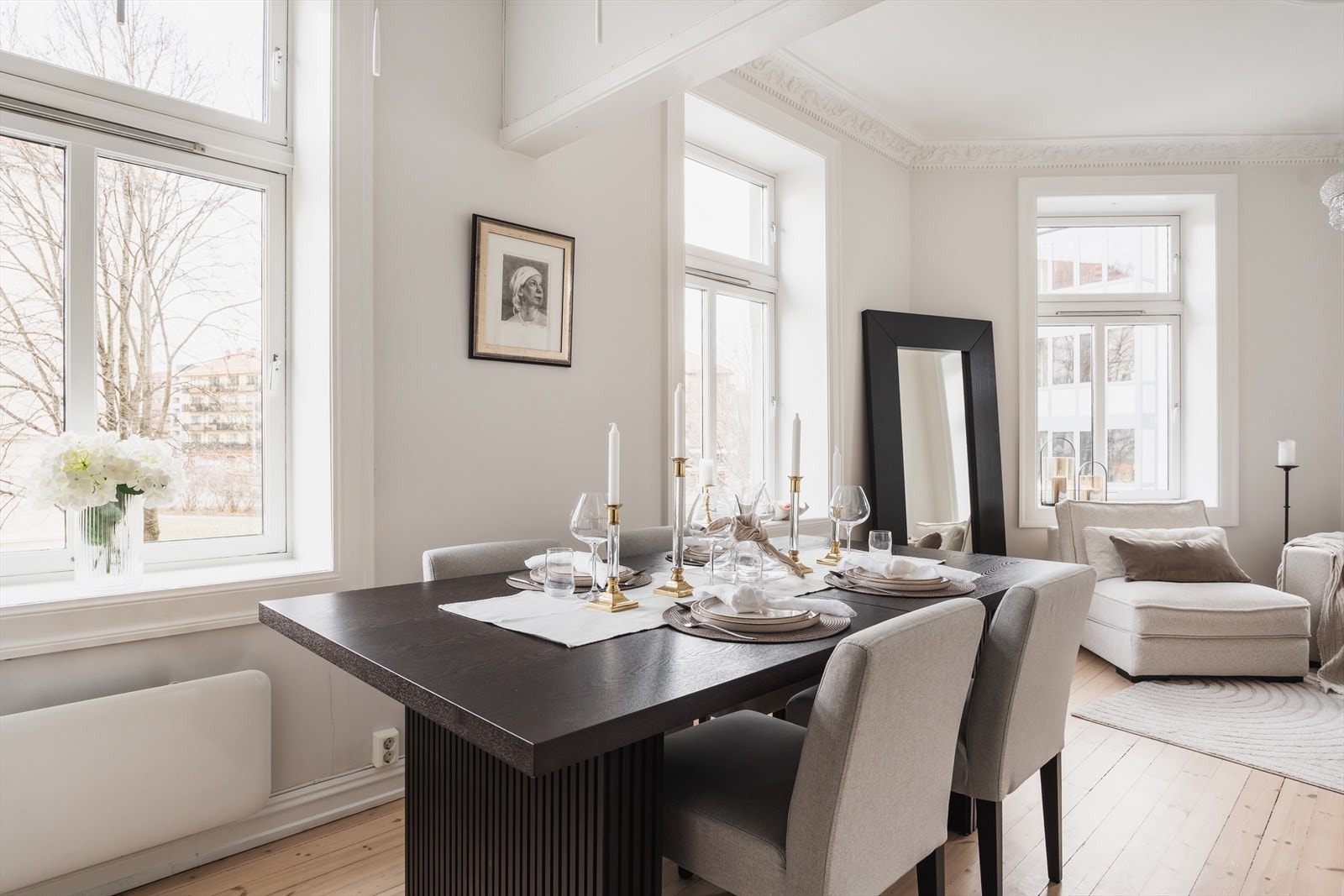 Leiligheten ligger fint til på hjørnet i byggets 2. etasje og inneholder: Entré, bad, soverom, kjøkken og stue. Galleribilde