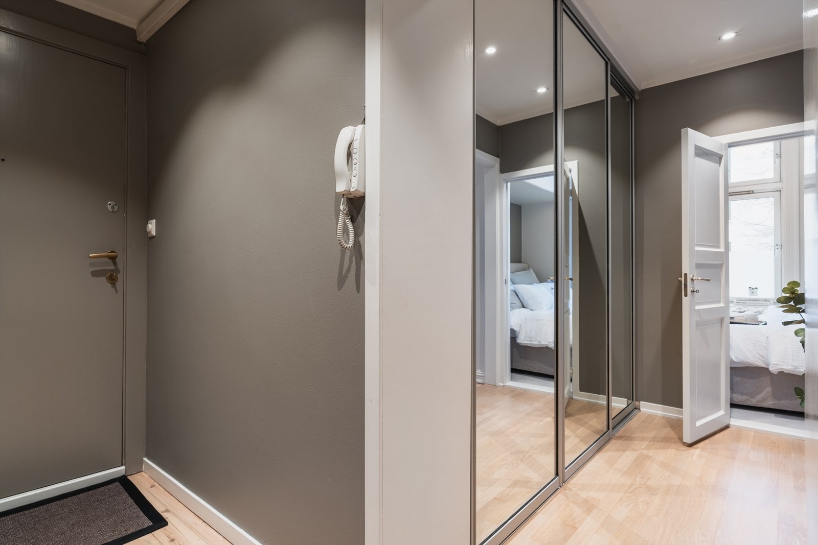 I 2023 ble sikringsskapet oppgradert, samtidig som spotter i entré ble etablert og spotter i gang ble byttet ut. Galleribilde