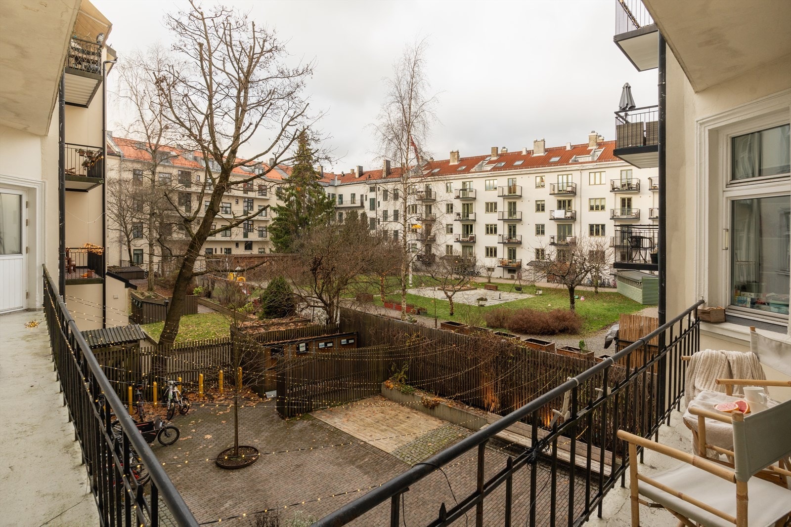 Borettslaget er veldrevet og har en hyggelig bakgård, pent opparbeidet med plantekasser, sykkelparkering, sittegrupper, belagt med brostein og belegningsstein. Oppgradert i regi av borettslaget i 2019. Galleribilde