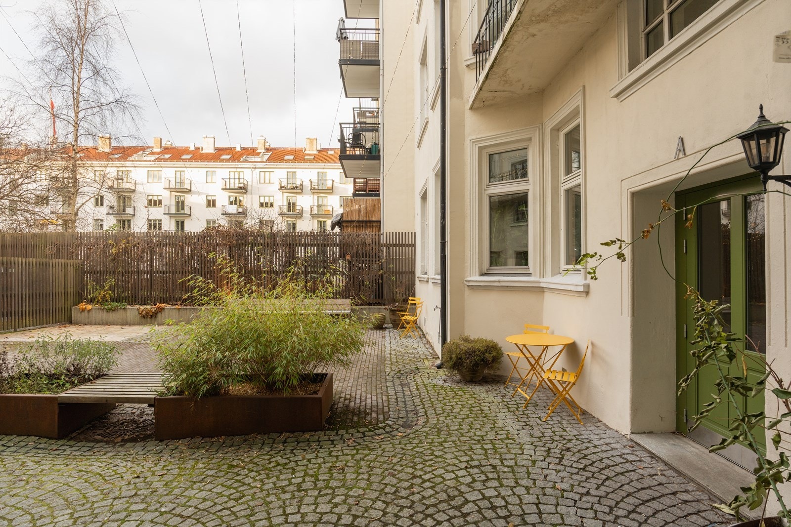 Bakgården er pent opparbeidet med flere blomsterbed, sittegrupper, sykkelparkering og tilgang på gassgrill. Galleribilde