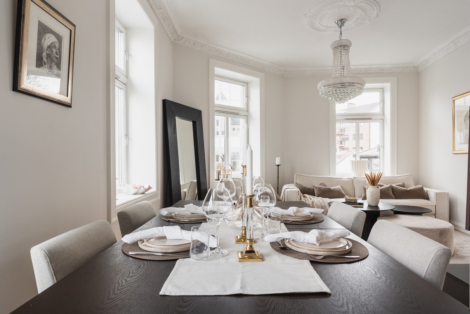 Klassisk sjarm og særpreg med staselige rosetter, stukkatur og generøs takhøyde målt til 2,97 m. Galleribilde