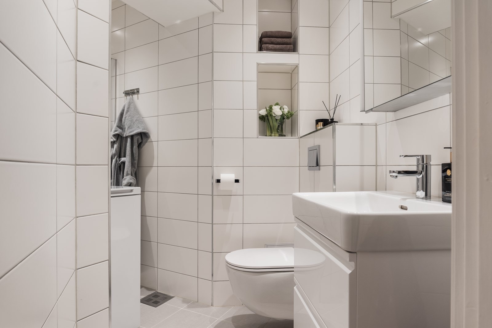 Øvrig har badet varmekabler i gulv, mekanisk avtrekk og downlights i tak. Galleribilde