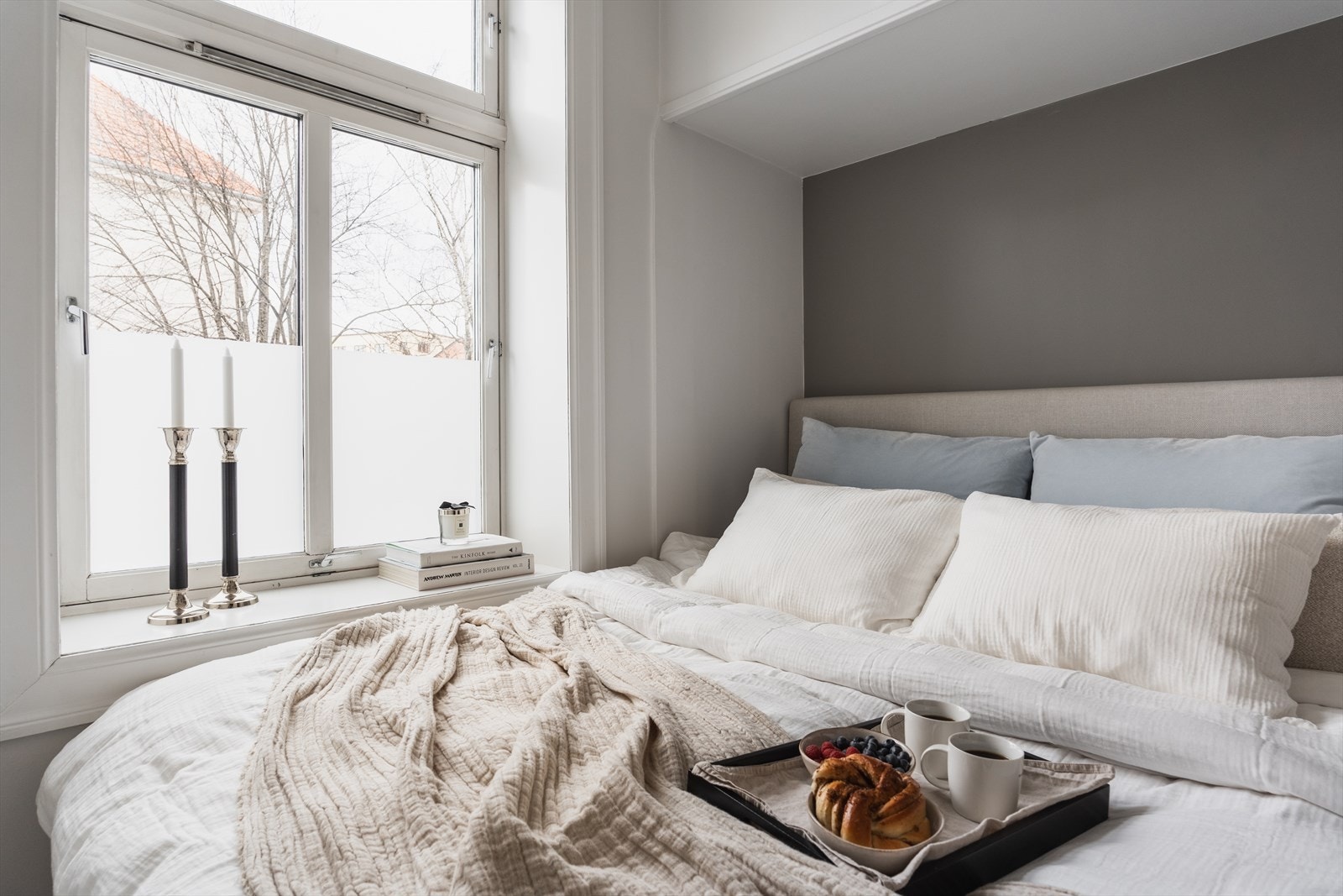 Lyst og luftig soverom med god plass til dobbeltseng. Galleribilde