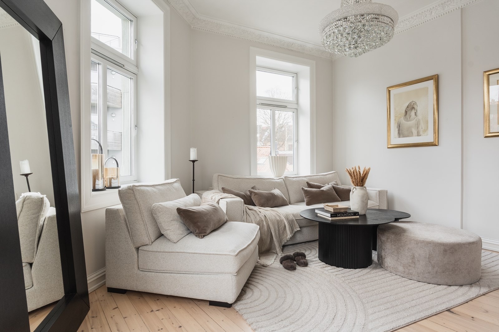 Leiligheten oppleves enkel å møblere - stuen gir god plass til stor sofagruppe og naturlig plassering av mediemøbler på motsatt vegg. Galleribilde