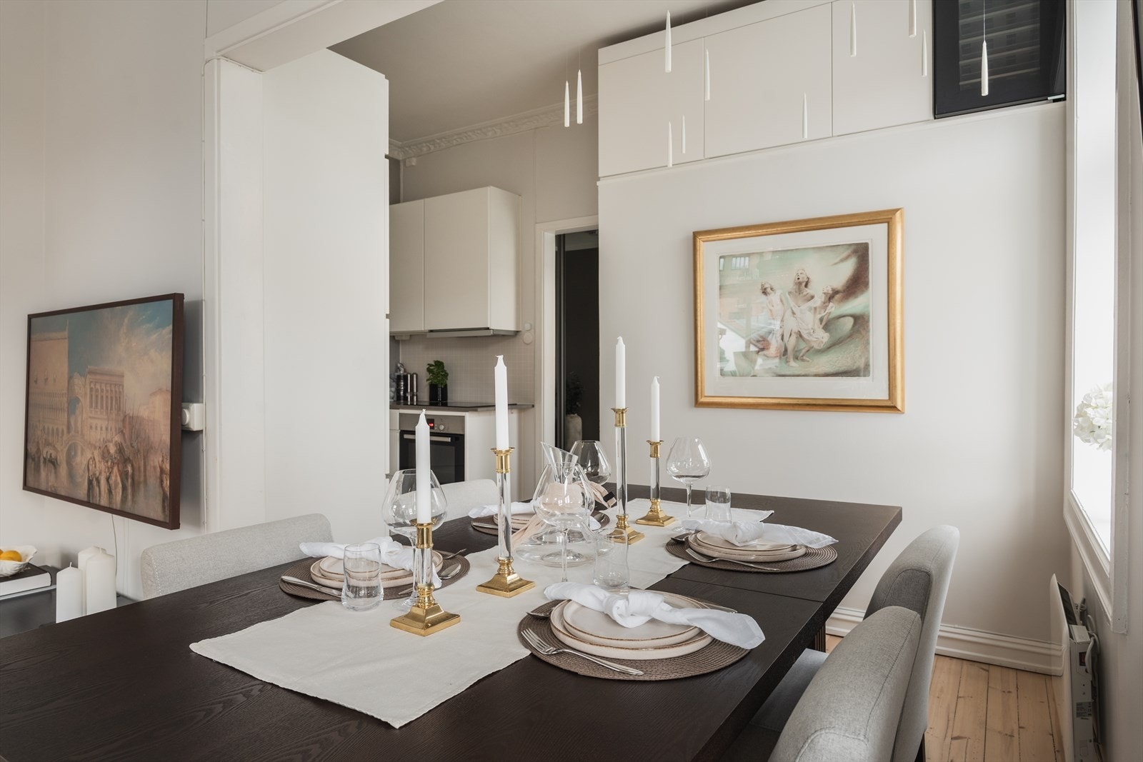 Spesielt god og sosial løsning med stue og kjøkken som flyter fint på rekke med naturlige soner for møblering. Galleribilde