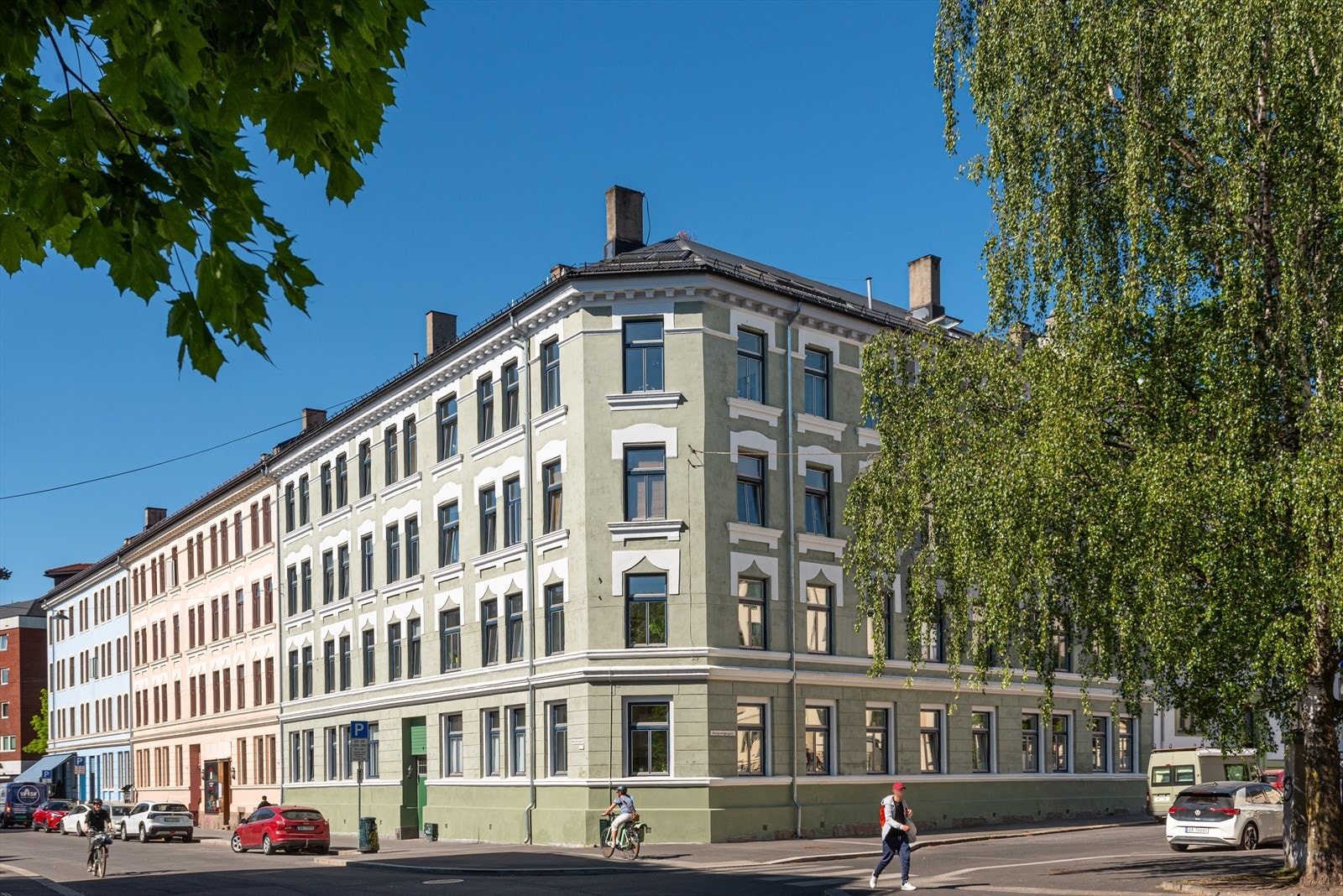 Gård fra 1904, med meget sentral og tilbaketrukket beliggenhet i rolig gate på populære Sagene/Bjølsen med kort avstand til "alt"! Dagligvare, treningssentre og flere koselige kaféer rett rundt hjørnet. Galleribilde