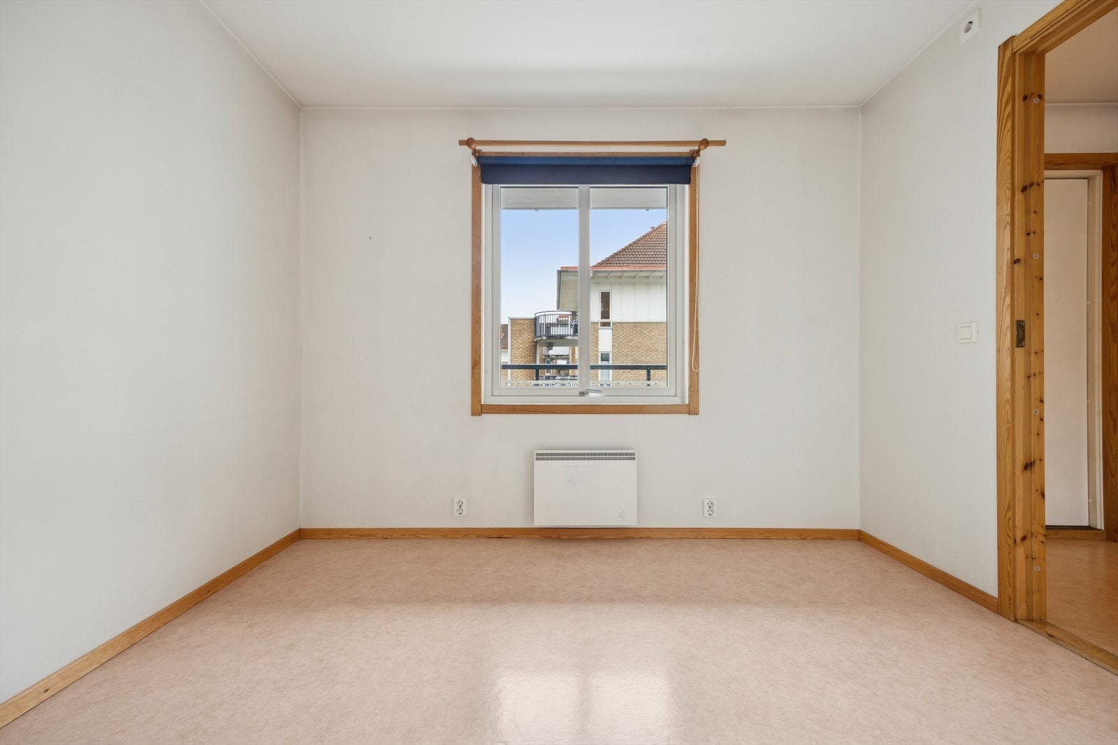 Romslig soverom med god plass til dobbeltseng, nattbord o.l. Galleribilde