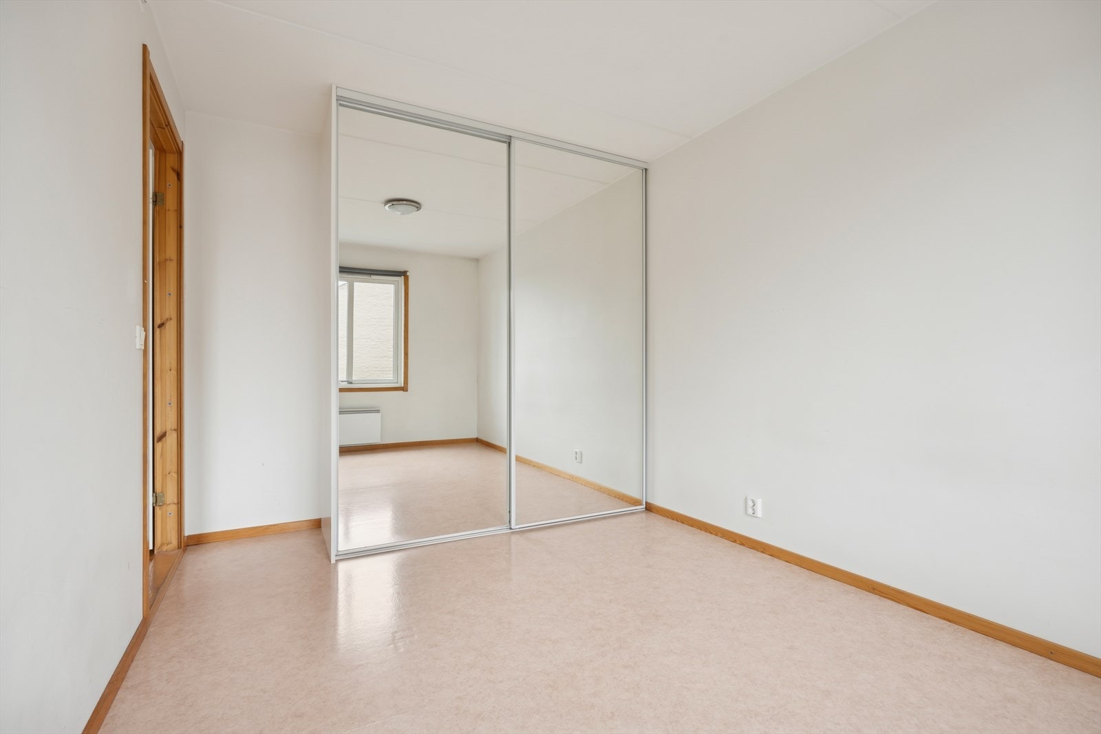 Stor skyvedørsgarderobe. Galleribilde