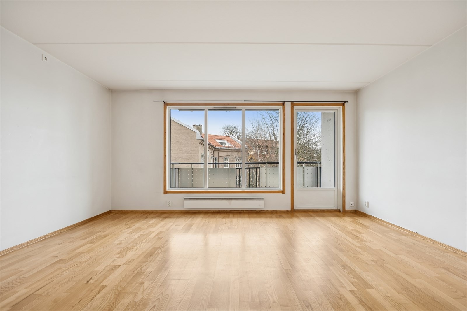 Lys og romslig stue, med gode møbleringsmuligheter. Galleribilde