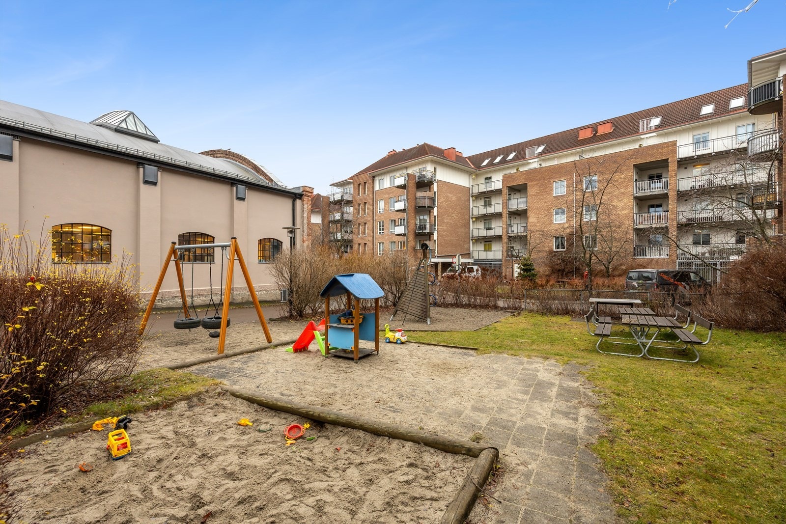 Fellesområdet er velholdt med koselig lekeplass for de minste, og flere sittegrupper. På sommeren viser den pent opparbeidet tomten seg fram med flott beplantning. Galleribilde