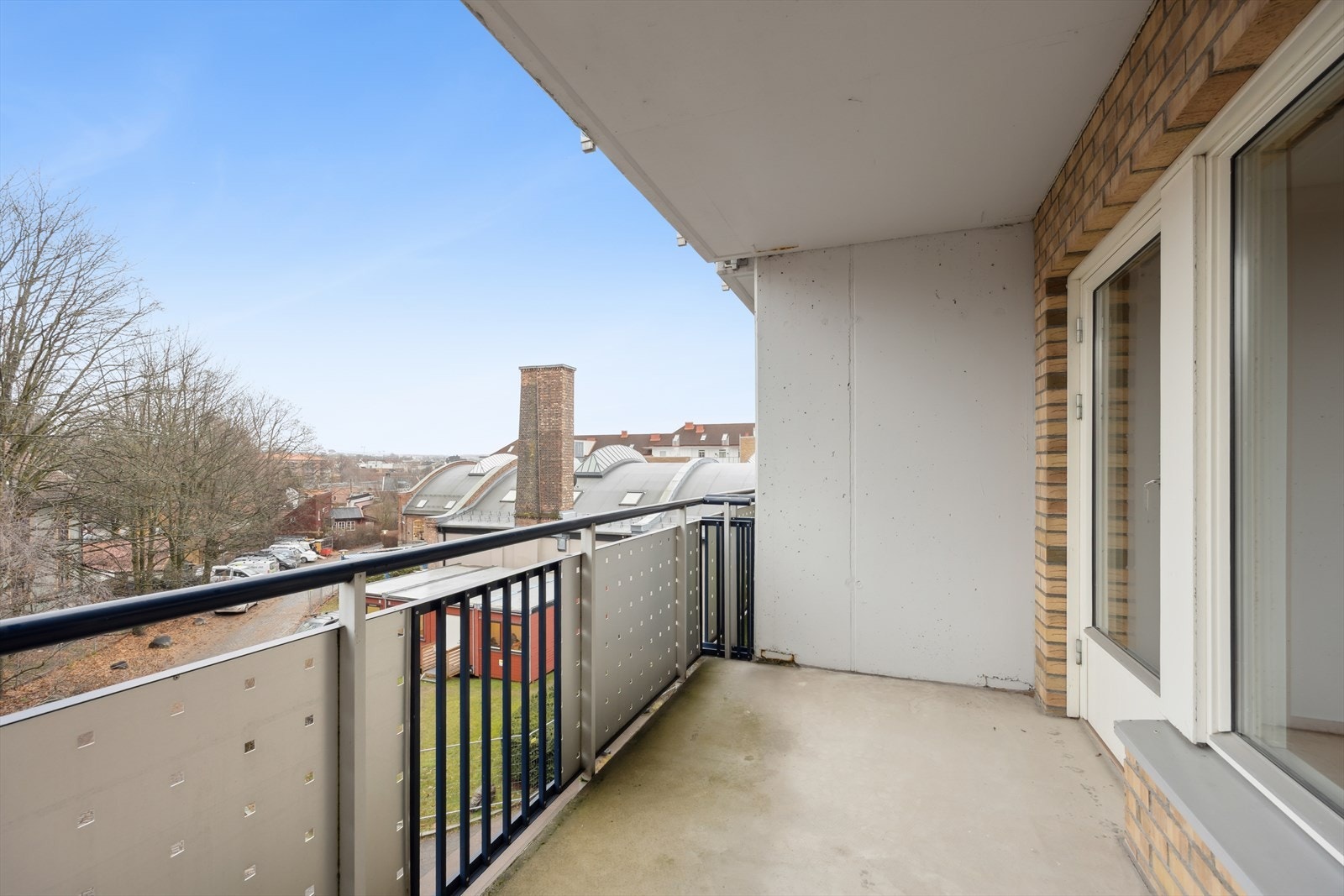 Stor og luftig balkong med plass til møbler - ideelt for sommerdager. Galleribilde