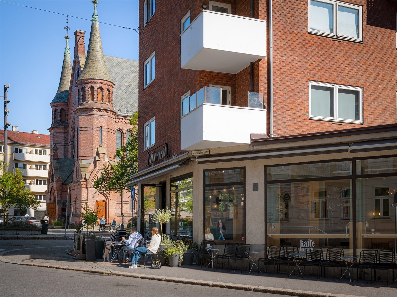 Sagene er et urbant område med gode kollektivforbindelser samt flere kafeer, restauranter og barer. Galleribilde