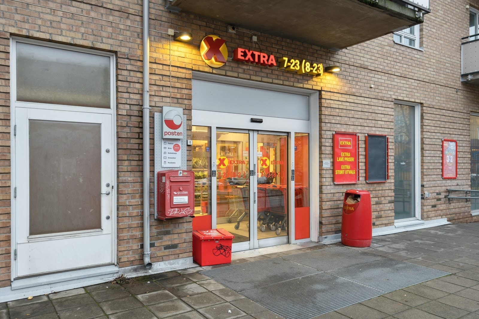 Nærbutikken Coop Extra finner du to minutter fra leiligheten. Svært praktisk i hverdagen. Galleribilde