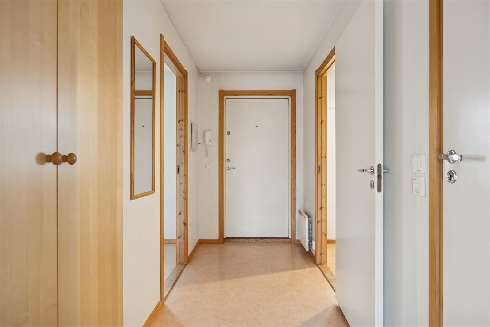 Ved inngangsdøren er det adkomst til soverom 1 og kjøkkenrom. Galleribilde