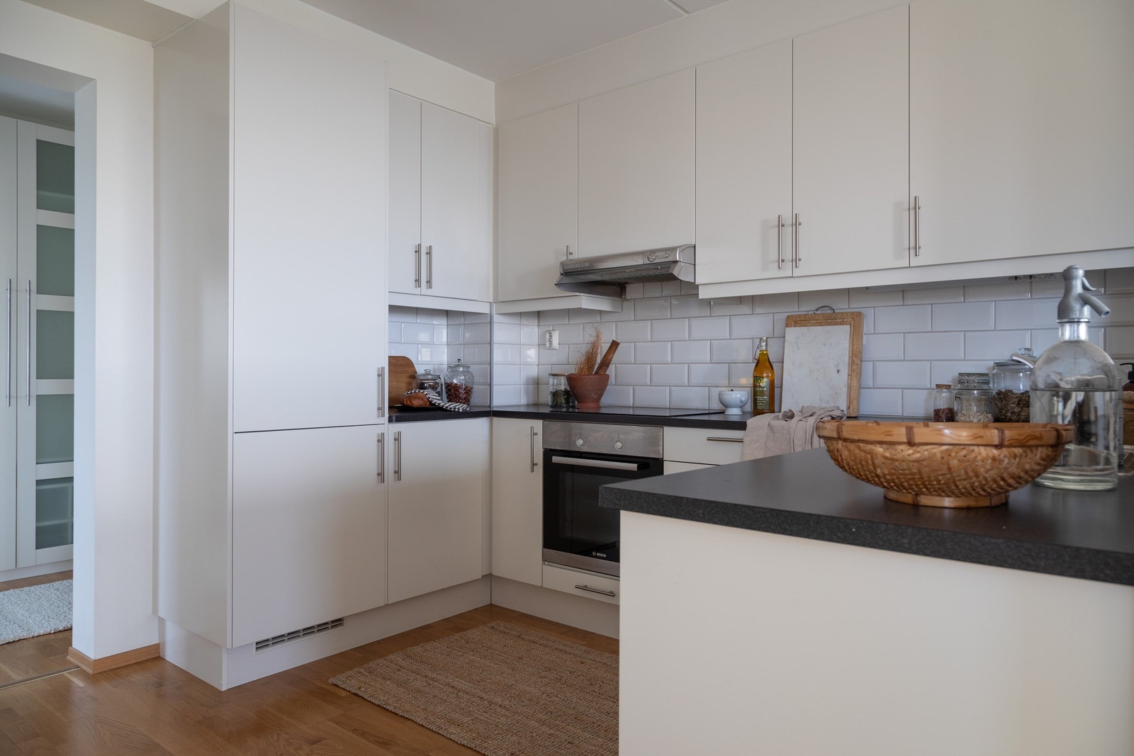 Kjøkkenet er fra byggeår og er i en delvis åpen løsning til stuen. Galleribilde