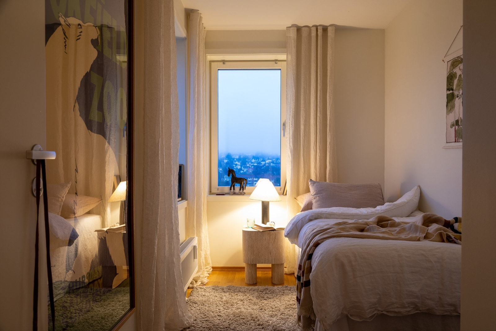 Soverom nr. 2 har også adkomst fra entréen med god plass til seng, nattbord og garderobeskap. Rommet kan også fint benyttes som gjesterom, barnerom eller kontor. Galleribilde