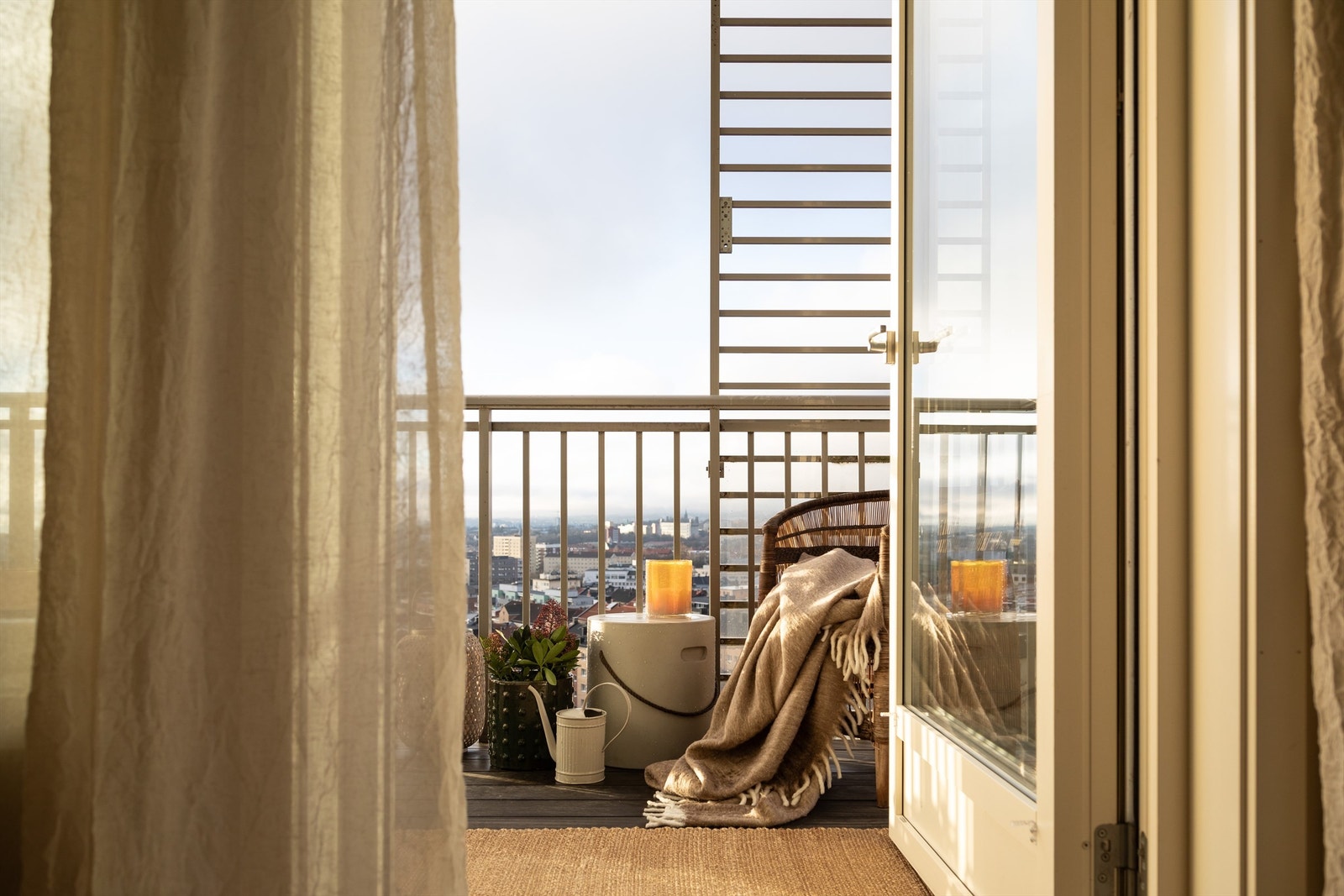 Balkongen vender sydvest og selger opplyser om sol helt fra ca kl 12:30 til 22:15 midtsommer. Galleribilde