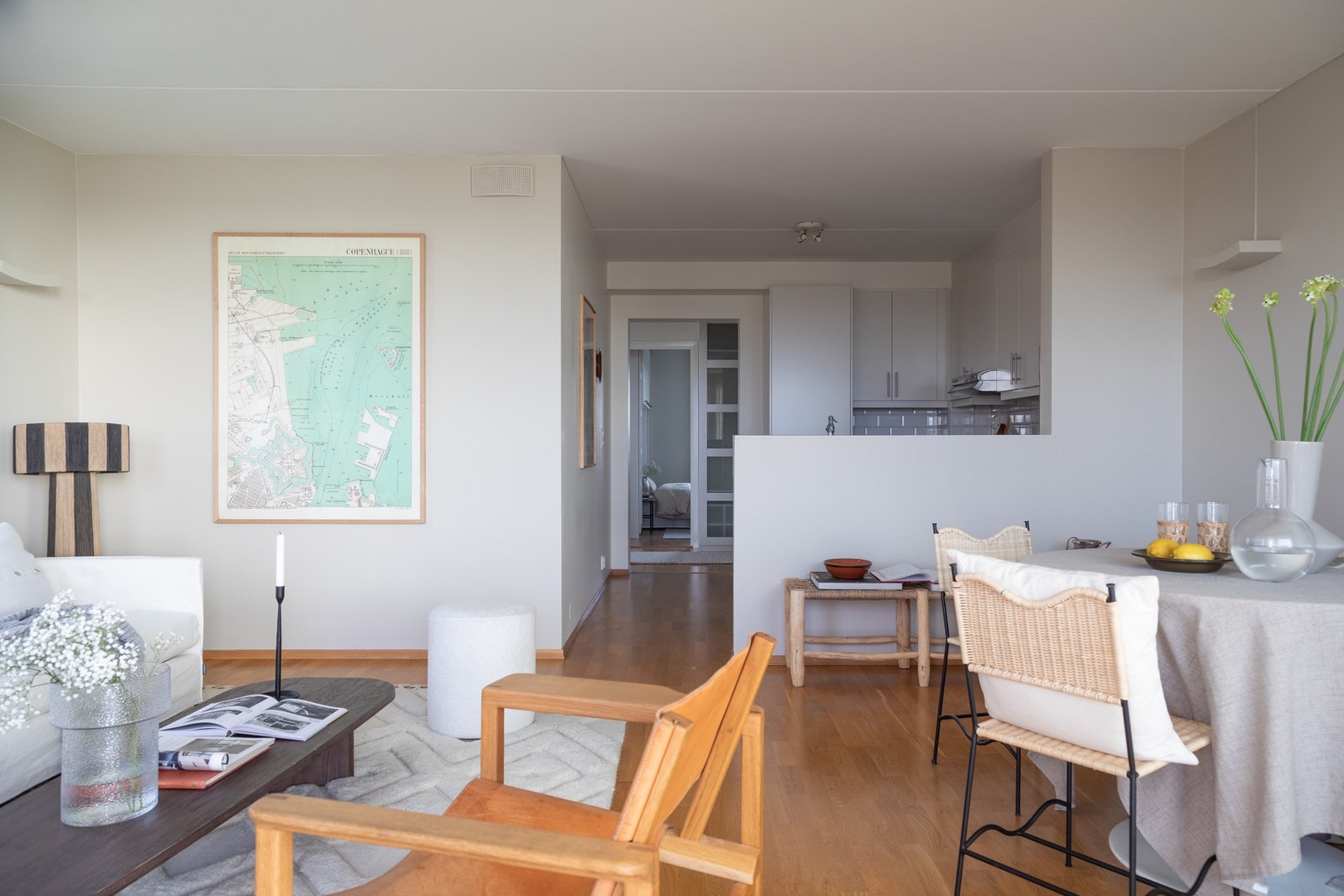 Planløsningen består av entré, to soverom, bad, samt kjøkken og stue i tillegg til en solrik balkong. Galleribilde