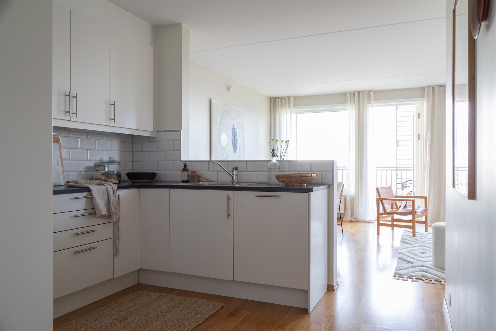 Halvveggen sørger for en naturlig soneinndeling, samtidig som matlagingen holdes sosial. Galleribilde